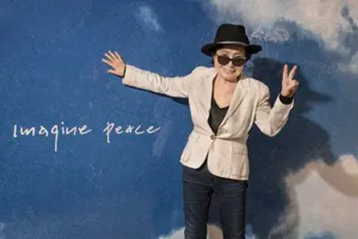 Sky de Yoko Ono en el metro