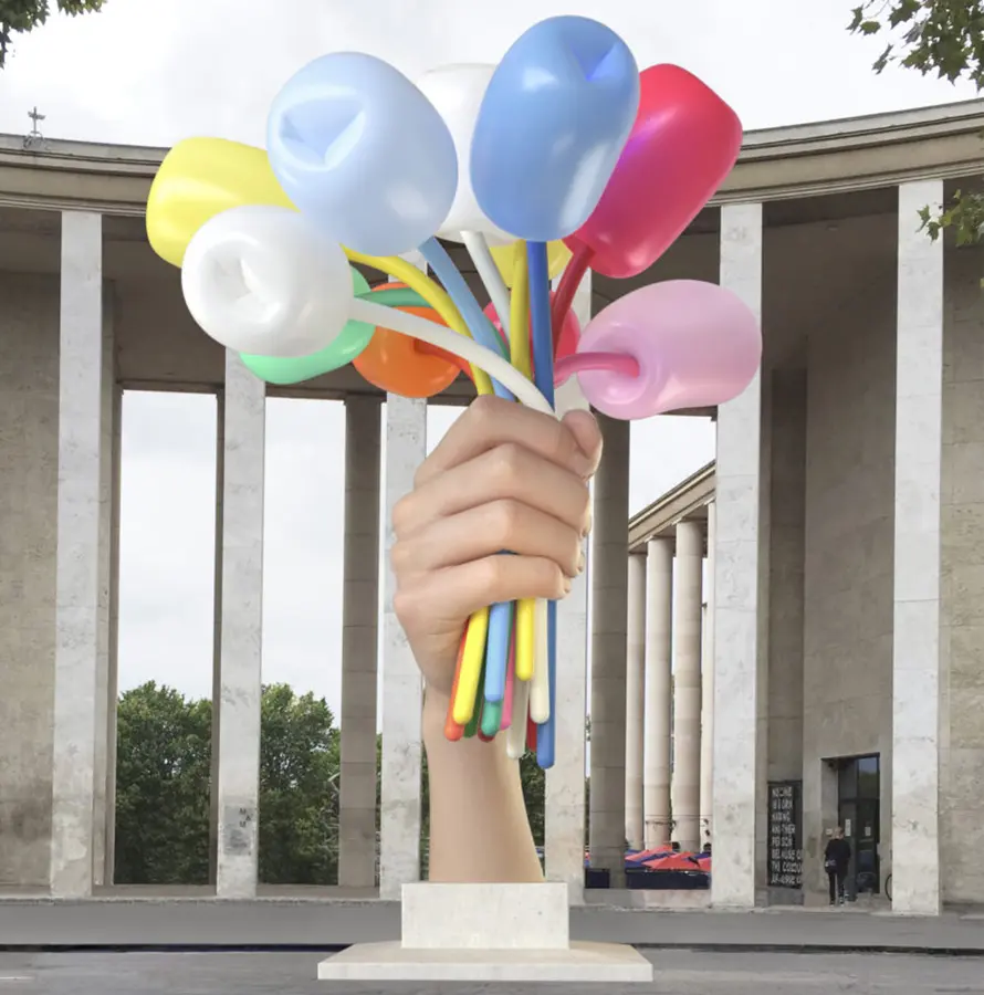 Jeff Koons inauguró la escultura Ramo de tulipanes, en París, Francia