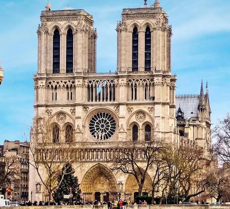 Dos ladrones, atrapados al robar piedras de la Catedral de Notre Dame