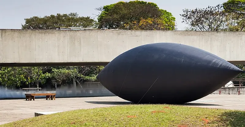 O ar que nos une (El aire que nos une): una exposición pensada para ser vista por quien camina por la calle