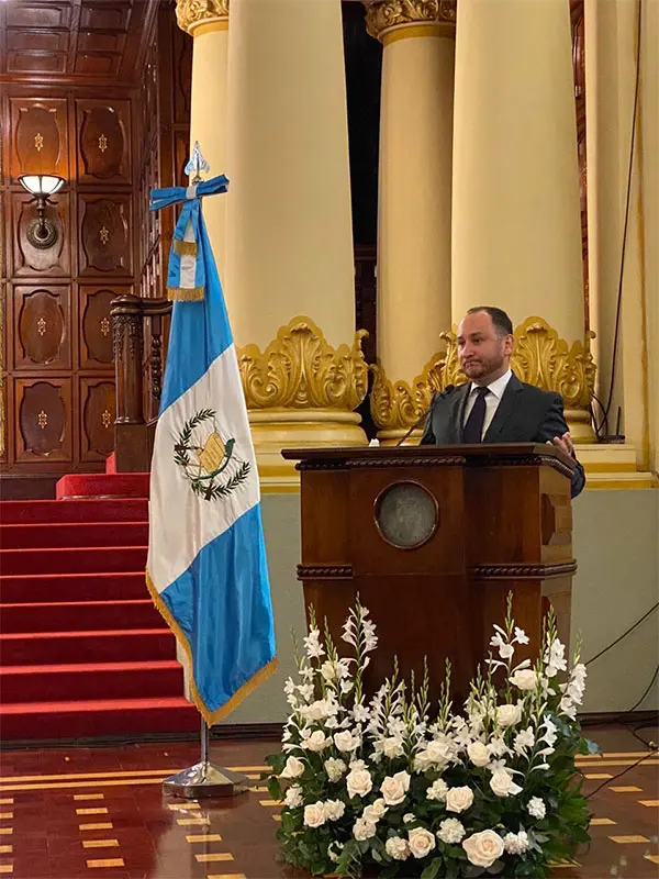 Darío Escobar recibe el Premio Carlos Mérida 2020