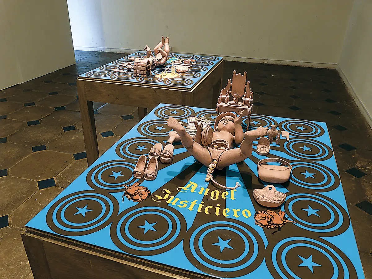 Colectiva: Entre la política y la poética, una bienal en transición — imagen 2