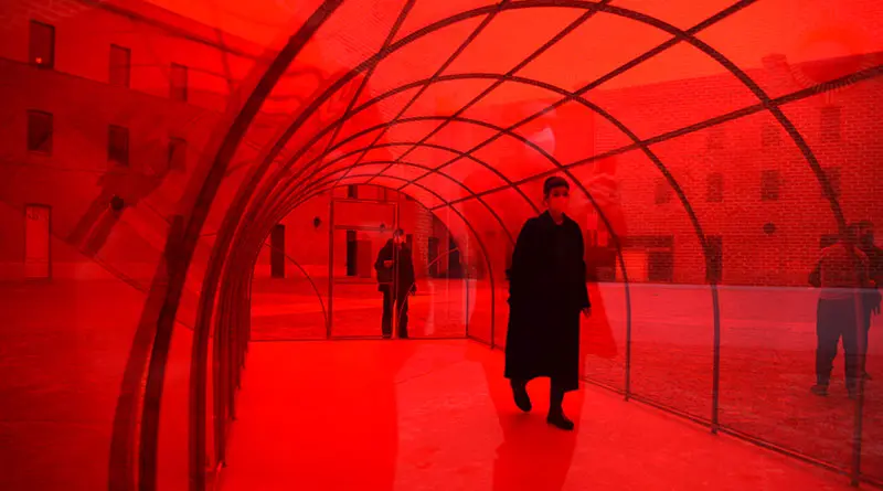 Imagen 1 - Patrick Hamilton presenta la obra El invernadero rojo Centro de Cultura Contemporánea Conde Duque, Madrid