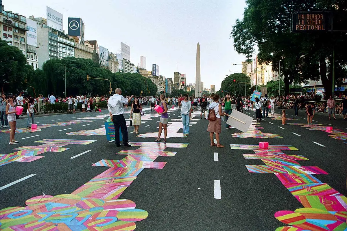 Marta Minujín. Rayuelarte (Small line art) 2. 1 block, 12 central lanes at Av. 9 de Julio with 120 small line stickers made of plotted vinyl fabric and 120 painted Styrofoam rocks.