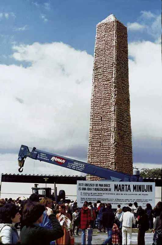 Marta Minujín. Sweet Bread Obelisk, 1979. Iron structured covered with deployed metal and covered with 30,000 sweet breads. Height: 98 ft. (30 m.).