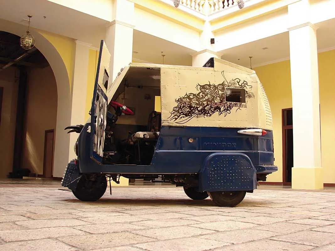 Colectiva: Identidades múltiples: la Sexta Bienal del Istmo Centroamericano — imagen 1