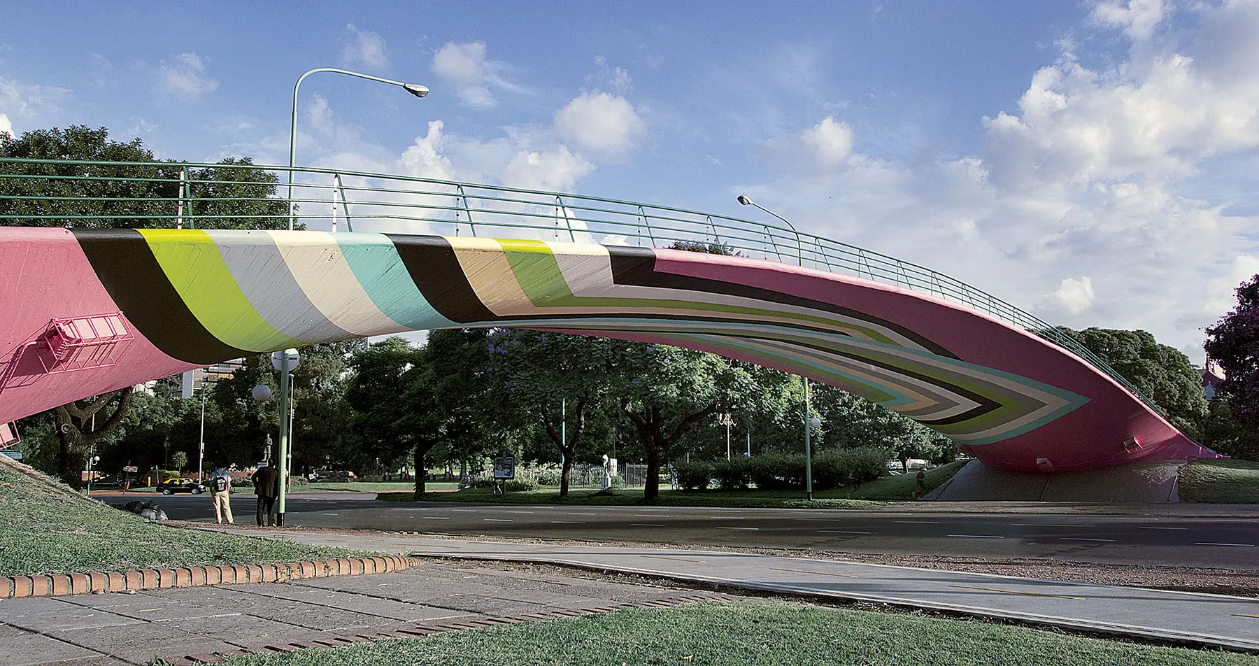 Una ciudad, un puente, una silla. Tras el rastro de César Jannello