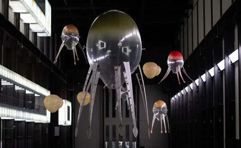 Anicka Yi, en la Sala de Turbinas de la Tate Modern