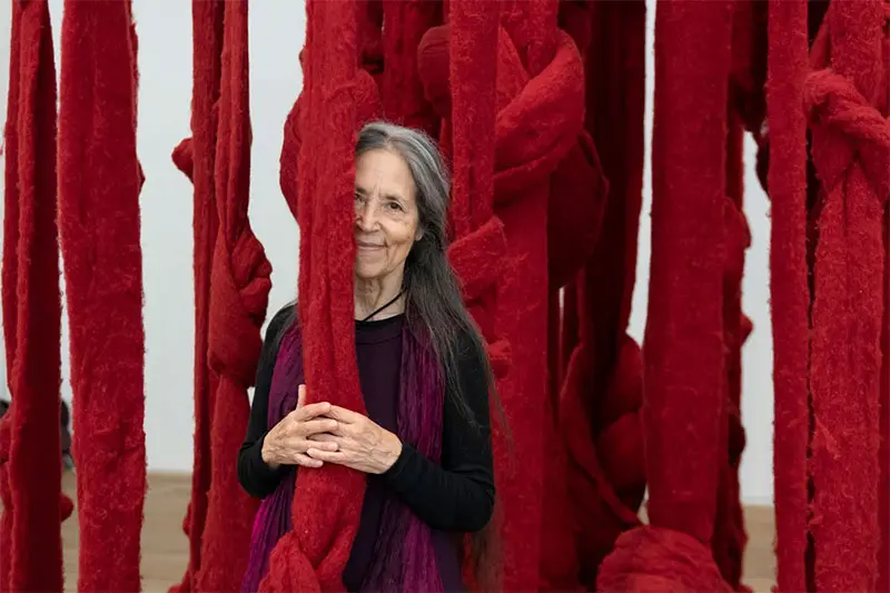 Cecilia Vicuña, en la Sala de turbinas del Tate Modern