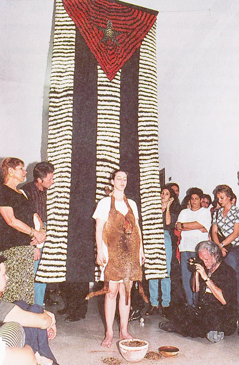Bienal: Cuerpos de artistas en plena acción — imagen 3