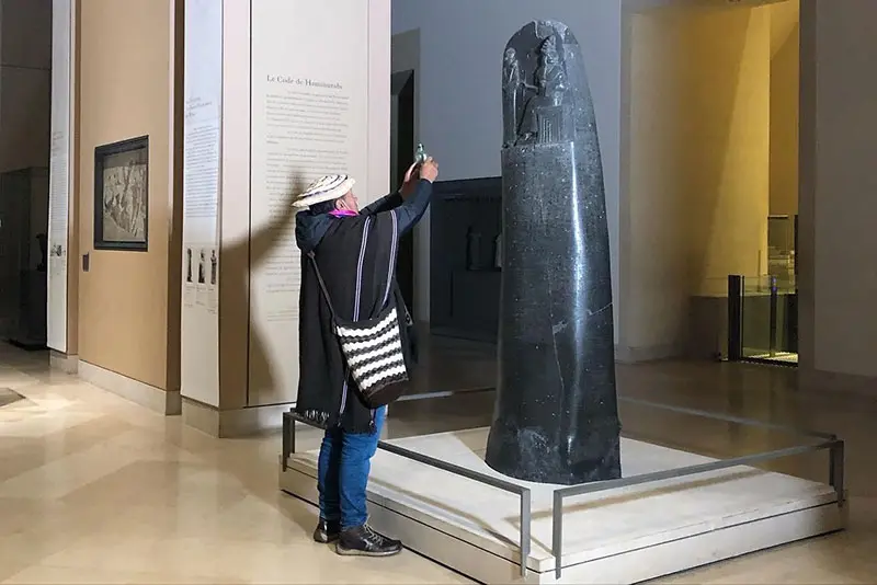 El Louvre, visto por Iván Argote y otros diecinueve artistas contemporáneos menores de 40 años