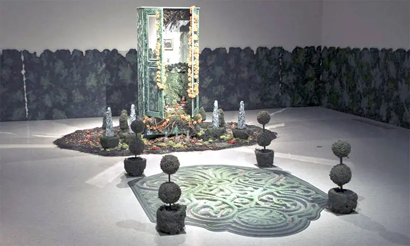 Primera exposición retrospectiva de Amalia Mesa-Bains en el Berkeley Art Museum