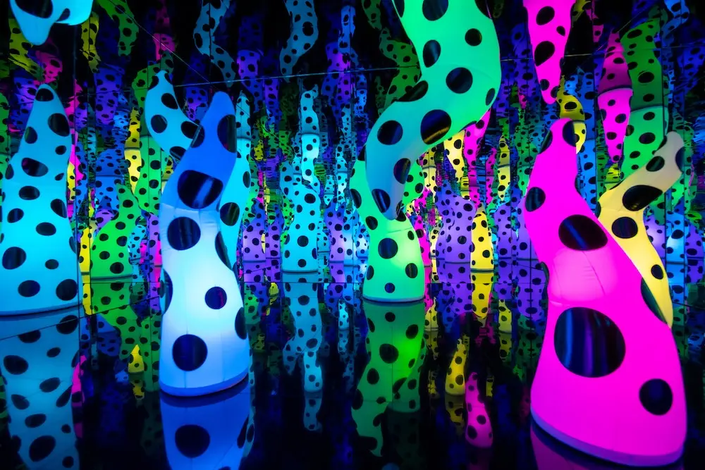 Yayoi Kusama, LOVE IS CALLING, 2013. Wood, metal, glass mirrors, tile, acrylic panel, rubber, blowers, lighting element, speakers, and sound, 174 1/2 × 340 5/8 × 239 3/8 inches (443 × 865 × 608 cm).