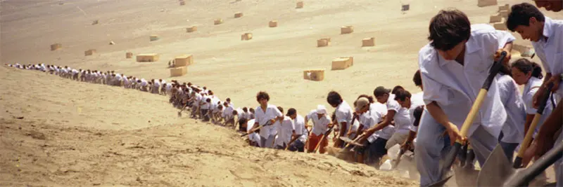 Francis Alÿs: Cuando la fe mueve montañas (2002). Dos décadas después. MALI - Museo de Arte de Lima