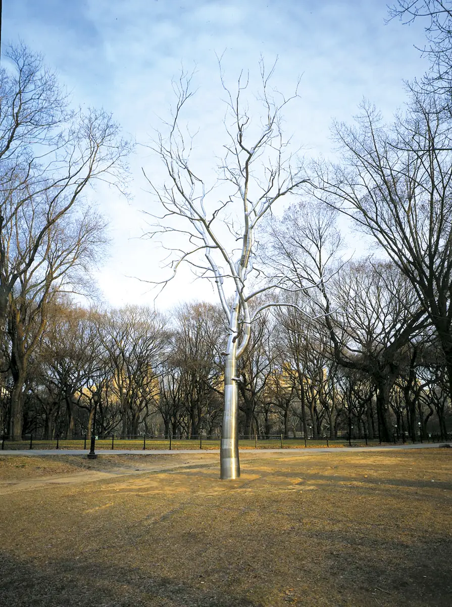 Roxy Paine. Bluff, 2002. Stainless steel. 47 x 43 in. (119,4 x 109,2 cm.). Courtesy: Public Art Fund; James Cohan Gallery, New York.
