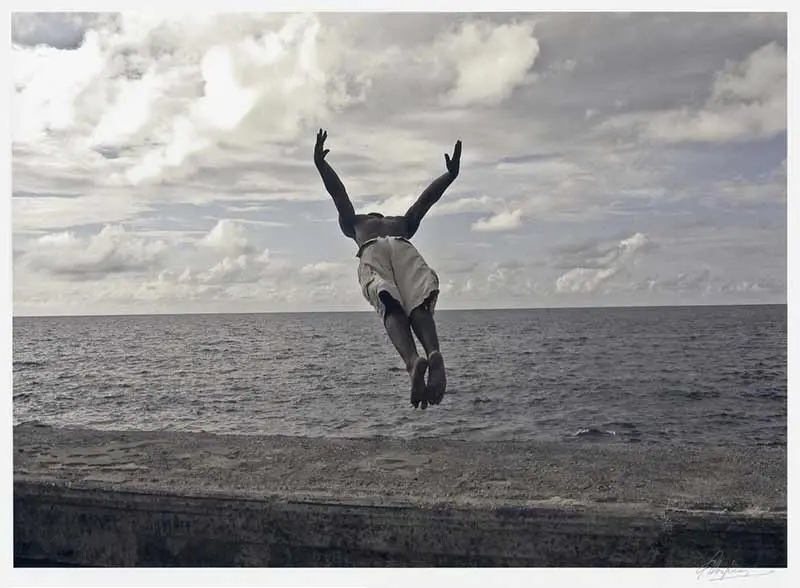 Navigating the Waves: Contemporary Cuban Photography (Navegando las olas: Fotografía cubana contemporánea)