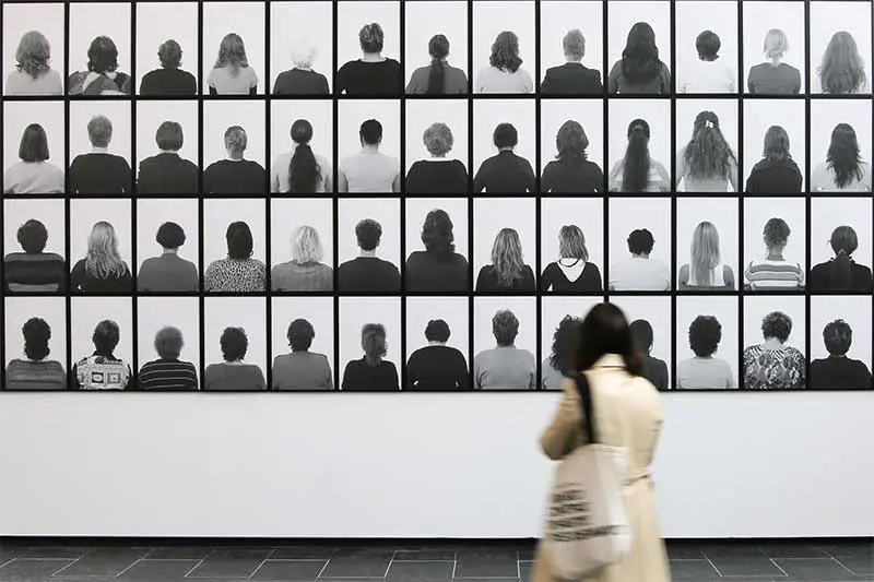 Santiago Sierra: 1502 personas cara a la pared