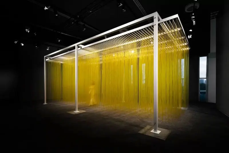 Jesús Rafael Soto. Penetrable BBL Amarillo (Yellow Penetrable BBL) (1999), en la Galerie d’architecture moderne et contemporaine de Cité de l’architecture et du patrimoine (Paris, Francia). Dimensions: 143.7 x 177 x 551 in (365 x 450 x 1400 cm). Photo: Tanguy Beurdeley.