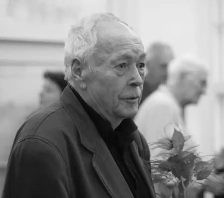 Walter Womacka Dies