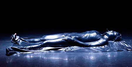 Primera exposición internacional del proyecto de performance Auto Body