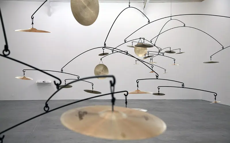 Herramientas de trabajo: una exposición de Carlos Amorales en el Museo de Arte Moderno de Medellín