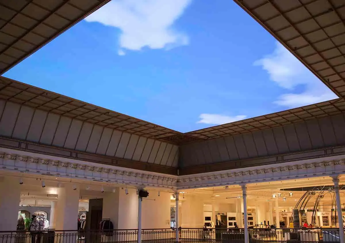 Imagen 1 - Leandro Erlich, Le Bon Marché, París, instalación Sous le ciel  (Bajo el cielo)