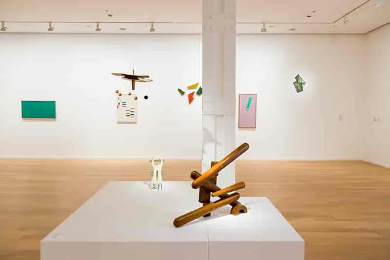 Historia de dos mundos: arte experimental latinoamericano en diálogo con la colección MMK, 1944-1989,